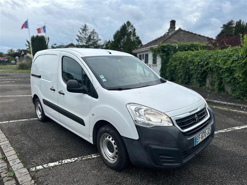 Peugeot Partner avec drapeau fran&ccedil;ais